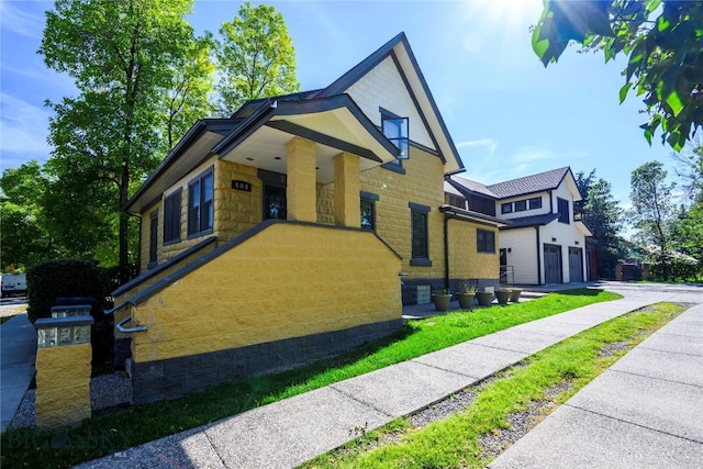 view of front of home featuring a front lawn