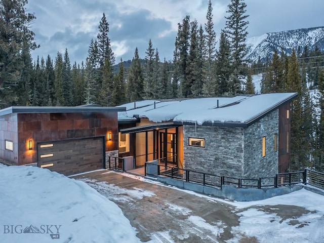 view of front of home featuring a mountain view and a garage