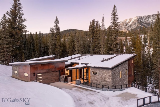 contemporary house featuring a mountain view