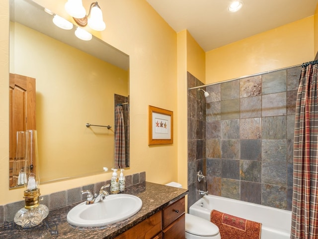 full bathroom featuring shower / bath combo with shower curtain, toilet, and large vanity