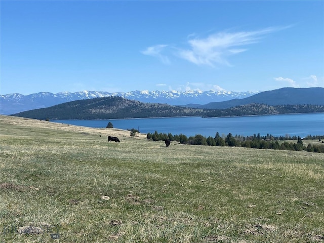 water view with a mountain view