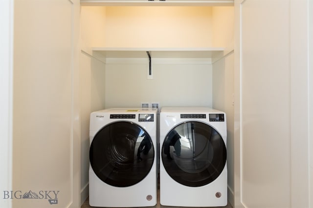 washroom featuring washing machine and clothes dryer