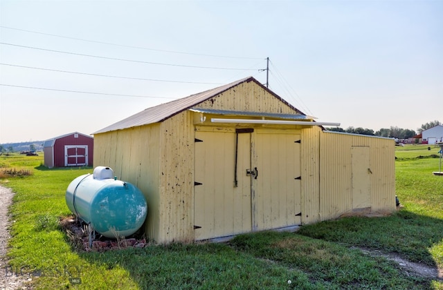 view of outbuilding with a yard