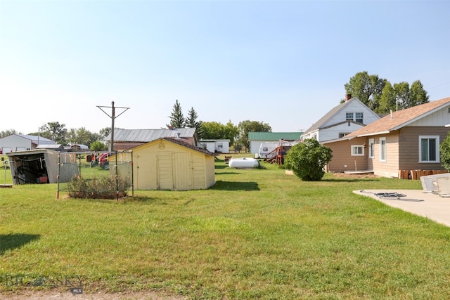 view of yard featuring a storage shed