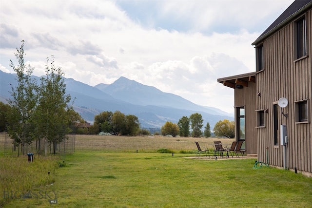 view of yard with a mountain view