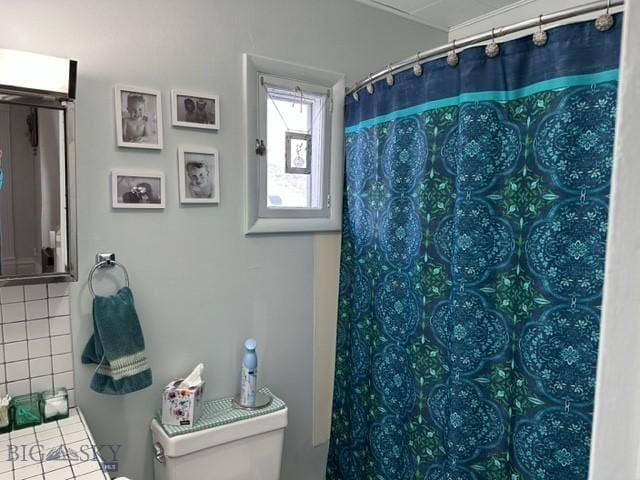 full bathroom featuring toilet, tile patterned flooring, and a shower with shower curtain