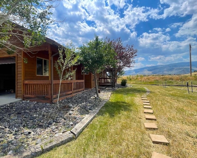 view of yard with a mountain view