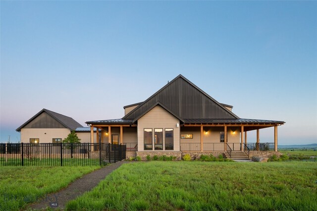 view of front of house featuring a porch and a lawn