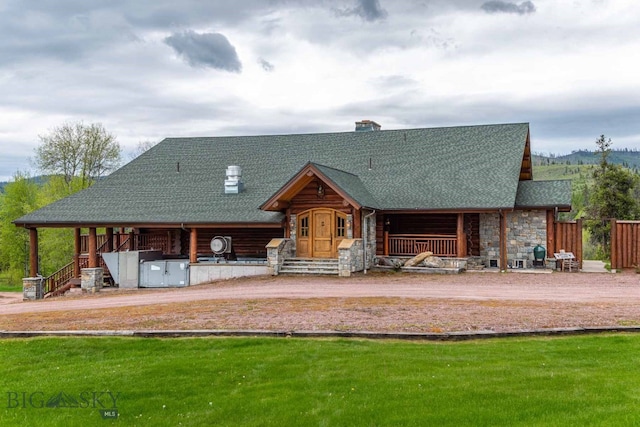 view of front of house featuring a jacuzzi and a front lawn