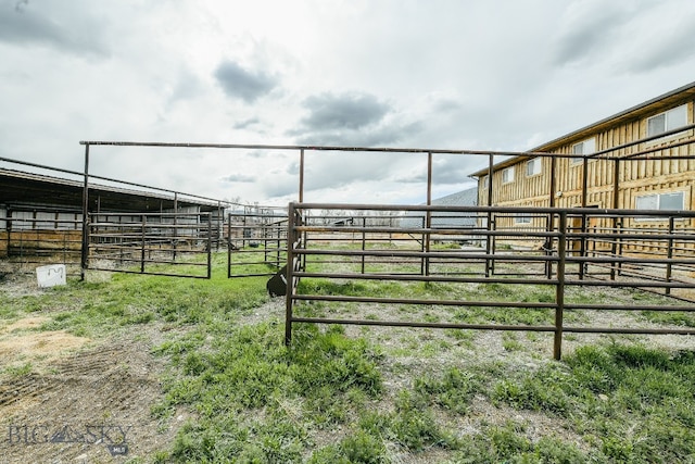 view of yard featuring an outdoor structure