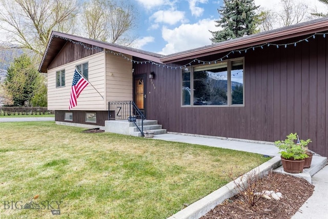 view of front of house with a front lawn