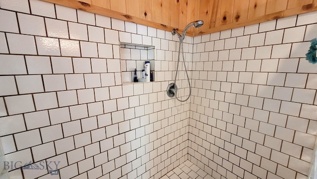 bathroom featuring tiled shower