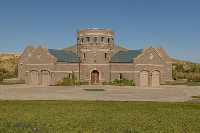 view of front of home with a garage and a front yard