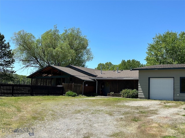 view of front of property featuring a front lawn