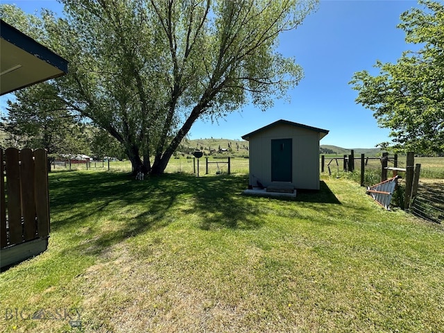 view of yard featuring a shed