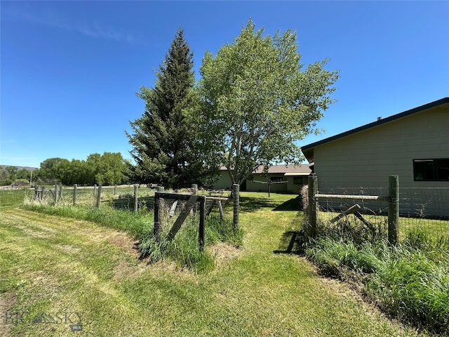 view of yard featuring a rural view