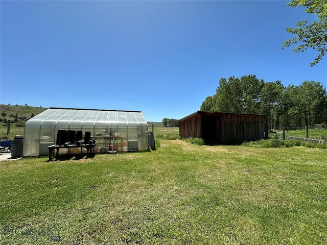 view of yard with an outbuilding