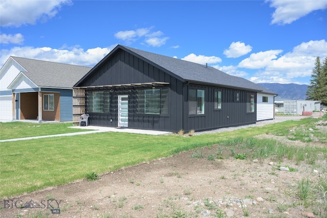 view of front of house with a front yard