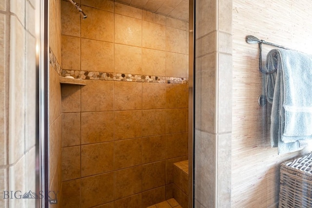 bathroom featuring a tile shower