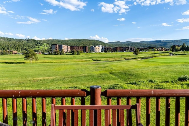 view of yard featuring a mountain view