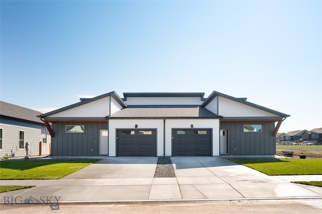 view of front facade featuring a front yard and a garage