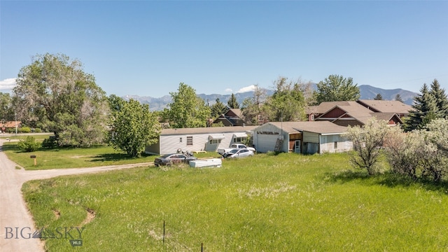 view of front of home featuring a front yard and a mountain view