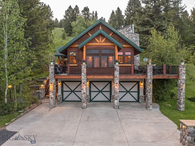 view of front facade with a garage