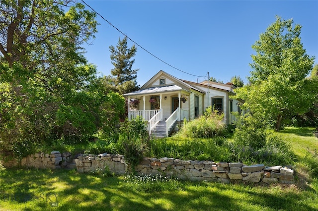 view of front of house featuring a front lawn and covered porch