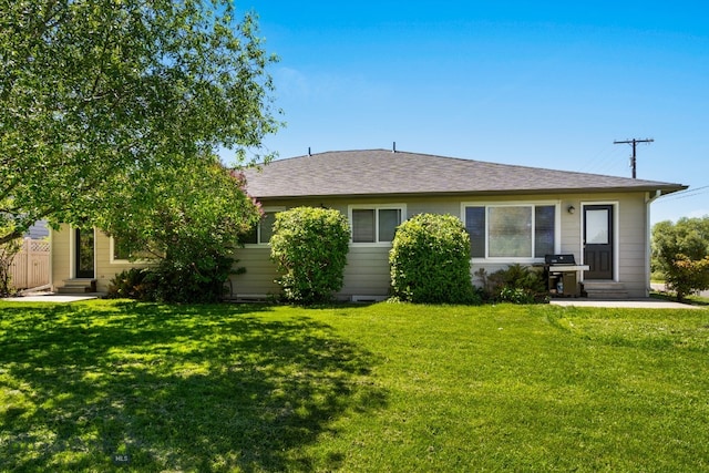 single story home featuring a front yard