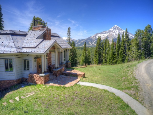 view of yard with a mountain view