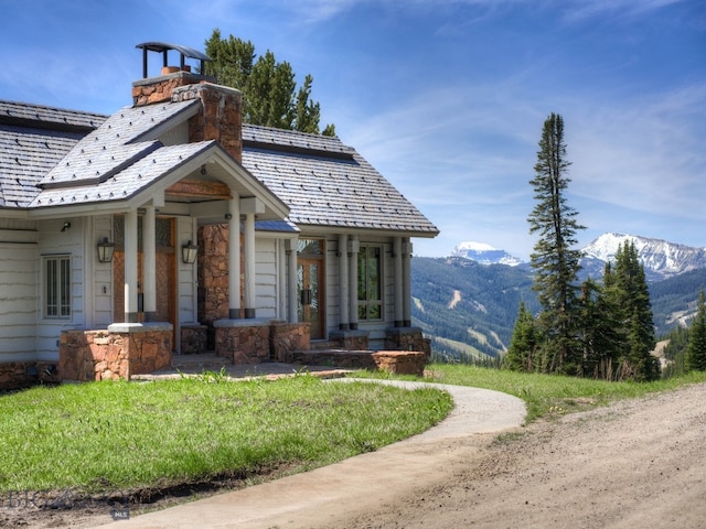 view of front facade featuring a mountain view and a front lawn