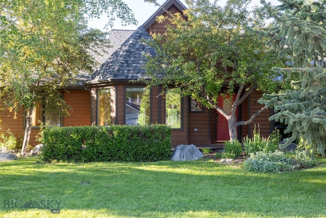 view of front facade featuring a front yard