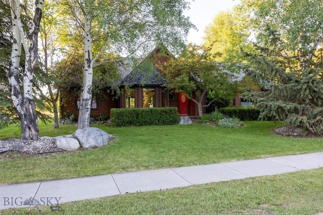 view of front of home featuring a front yard