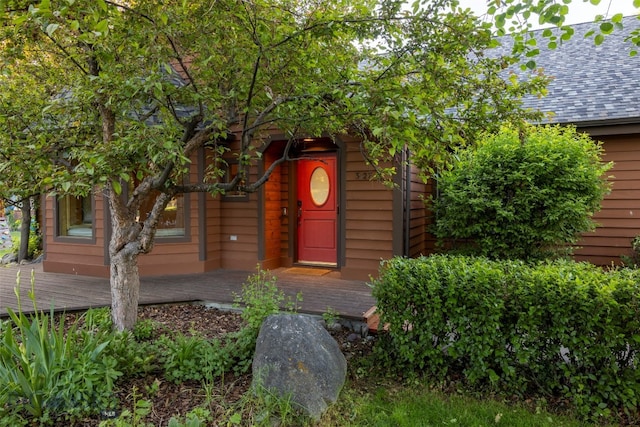 property entrance featuring a deck