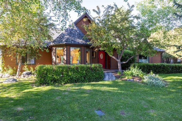 view of front of house featuring a front yard