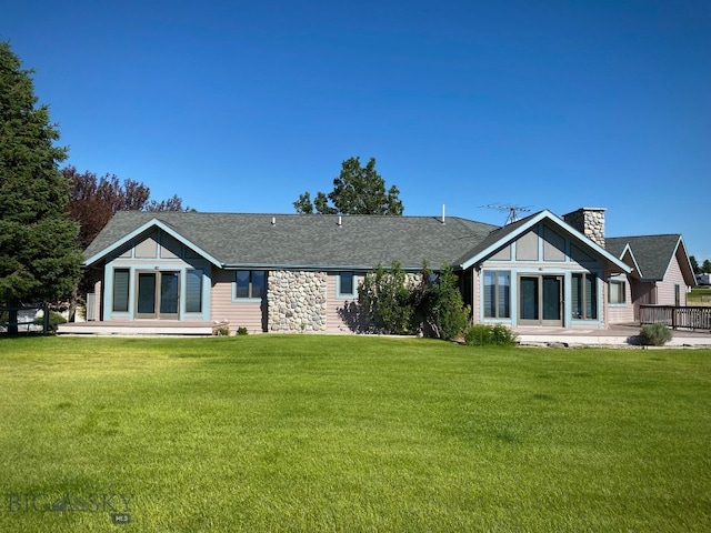 view of front of property featuring a front yard