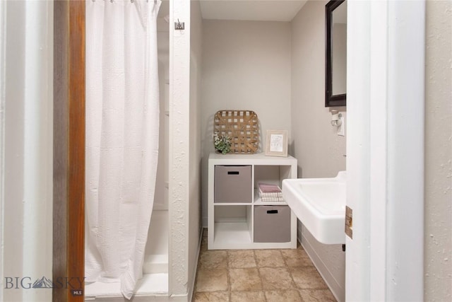 bathroom featuring a sink