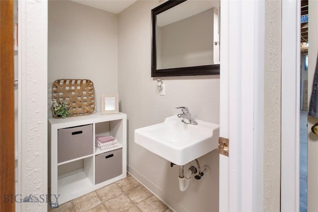 bathroom featuring a sink