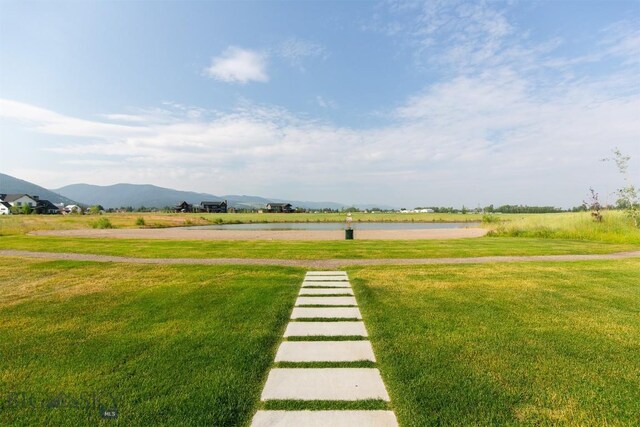 view of yard with a mountain view