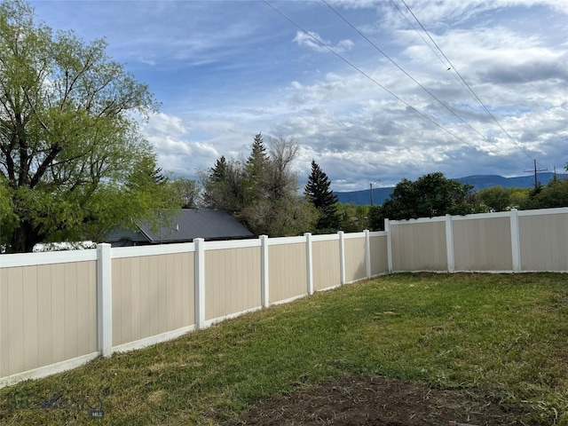 view of yard with a mountain view