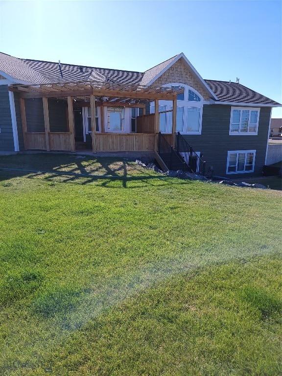 view of front of property featuring a front lawn