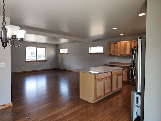 kitchen featuring decorative light fixtures, a chandelier, dark hardwood / wood-style flooring, a center island, and stove