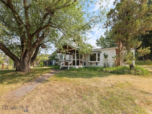 view of front of house featuring a front lawn