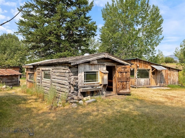 view of front of property with a front yard