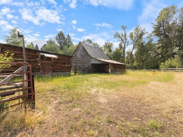 view of yard with an outbuilding