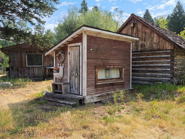 view of outbuilding