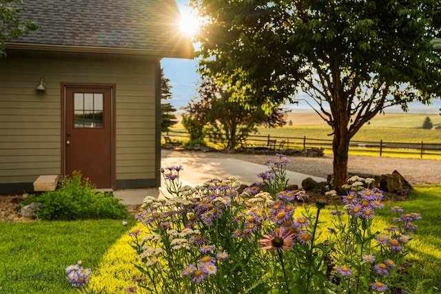 view of yard featuring a rural view