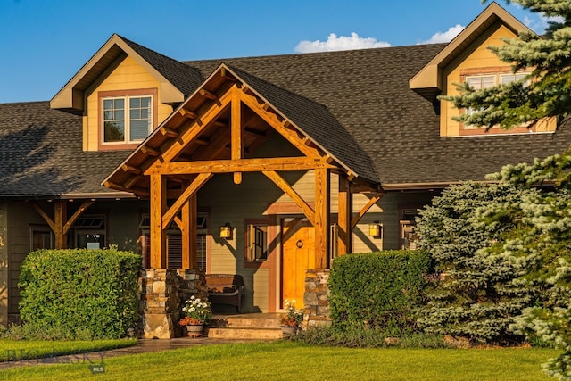 view of front of property featuring a porch and a front lawn