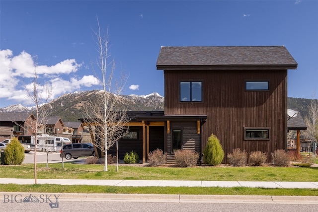 view of front facade with a mountain view and a front lawn