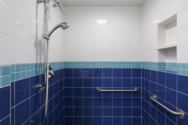 bathroom featuring a tile shower